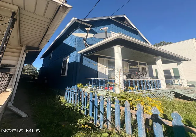 Photo 3 of Single family home for sale at 1221 Starr Ave, Toledo, OH 43605 | MLS# 10014785 | Listing updated on 2026-10-15