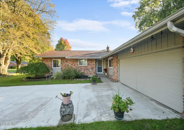 Photo 2 of Single family home for sale at 3789 Linden Green Dr, Toledo, OH 43614 | MLS# 10013704 | Listing updated on 2026-10-21