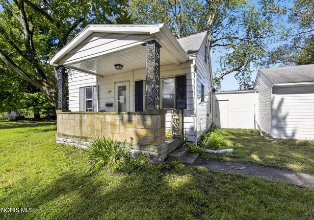 Photo 3 of Single family home for sale at 251 Stillwater Dr, Toledo, OH 43615 | MLS# 10014625 | Listing updated on 2026-10-13