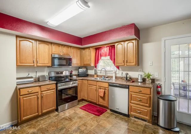 Photo 3 of Single family home for sale at 1854 Willowhill Ln, Toledo, OH 43615 | MLS# 10013710 | Listing updated on 2026-10-23
