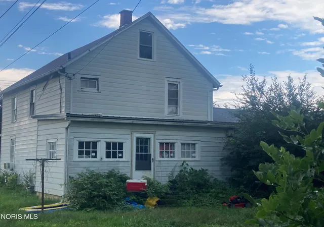 Photo 2 of Sale Pending at 502 Short Elm St, Fostoria, OH 44830 | MLS# 10013724 | Listing updated on 2026-10-08
