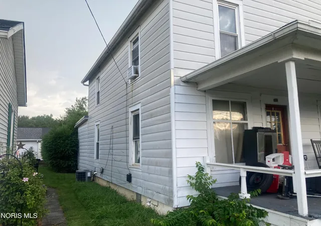 Photo 3 of Sale Pending at 502 Short Elm St, Fostoria, OH 44830 | MLS# 10013724 | Listing updated on 2026-10-08