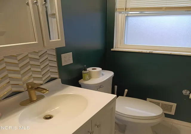 Photo 3 of Single family home for sale at 5545 Sunnyside Dr, Toledo, OH 43612 | MLS# 10013715 | Listing updated on 2026-10-17