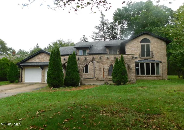 Photo 1 of Sale Pending at 2401 Karendale Dr, Toledo, OH 43614 | MLS# 10013718 | Listing updated on 2026-10-05