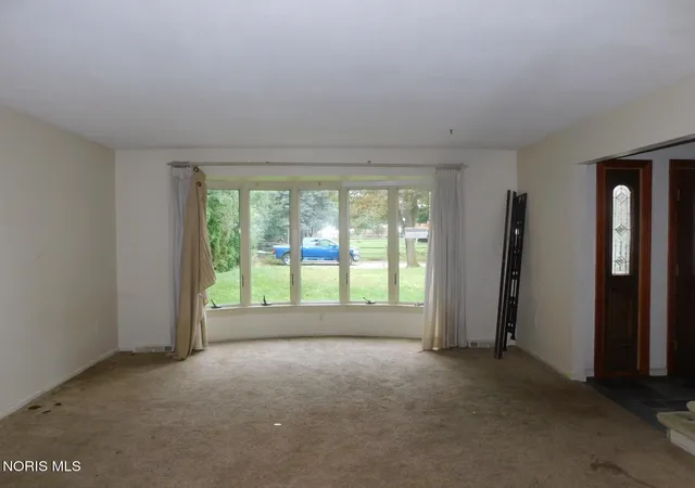 Photo 2 of Sale Pending at 2401 Karendale Dr, Toledo, OH 43614 | MLS# 10013718 | Listing updated on 2026-10-05