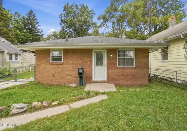 Photo 1 of Single family home for sale at 4917 Bowser Dr, Toledo, OH 43613 | MLS# 10013795 | Listing updated on 2026-09-28