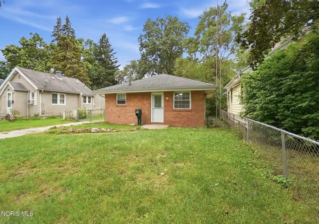 Photo 2 of Single family home for sale at 4917 Bowser Dr, Toledo, OH 43613 | MLS# 10013795 | Listing updated on 2026-09-28