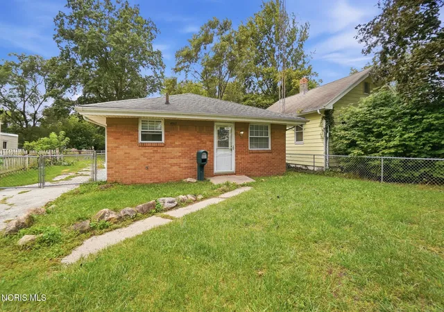 Photo 3 of Single family home for sale at 4917 Bowser Dr, Toledo, OH 43613 | MLS# 10013795 | Listing updated on 2026-09-28