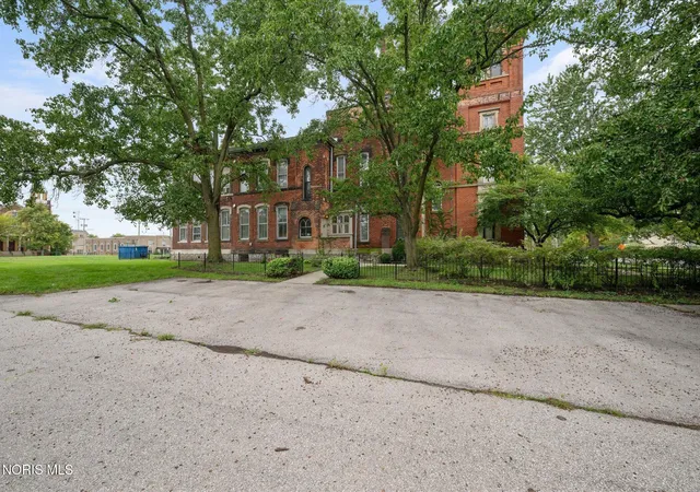Photo 3 of Single family home for sale at 802 N Huron St, Toledo, OH 43604 | MLS# 10013803 | Listing updated on 2026-10-01