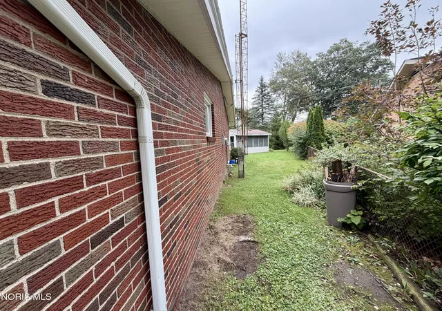 Photo 4 of Sale Pending at 4420 Drummond Rd, Toledo, OH 43613 | MLS# 10013762 | Listing updated on 2026-10-28