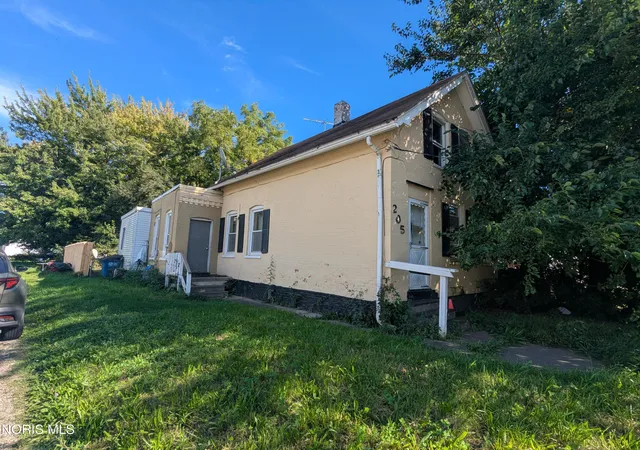 Photo 1 of Single family home for sale at 205 Courtland Ave, Toledo, OH 43609 | MLS# 10013757 | Listing updated on 2026-10-01
