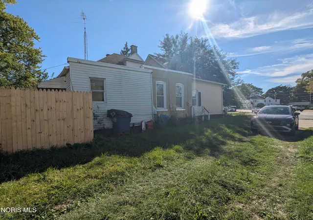 Photo 2 of Single family home for sale at 205 Courtland Ave, Toledo, OH 43609 | MLS# 10013757 | Listing updated on 2026-10-01
