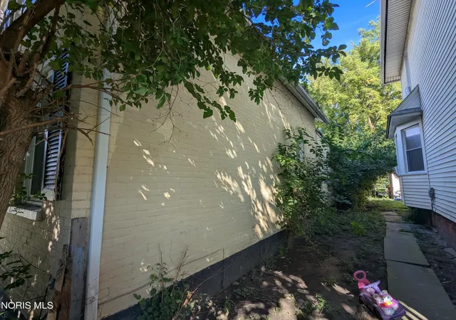 Photo 3 of Single family home for sale at 205 Courtland Ave, Toledo, OH 43609 | MLS# 10013757 | Listing updated on 2026-10-01