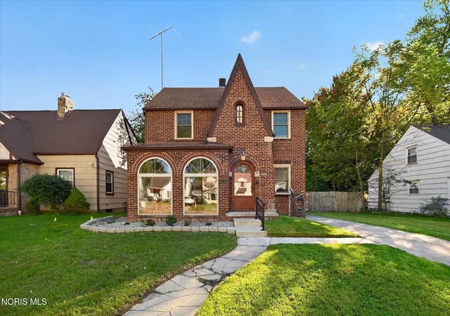 Photo 3 of Sale Pending at 2624 Merrimac Blvd, Toledo, OH 43606 | MLS# 10013793 | Listing updated on 2026-10-24