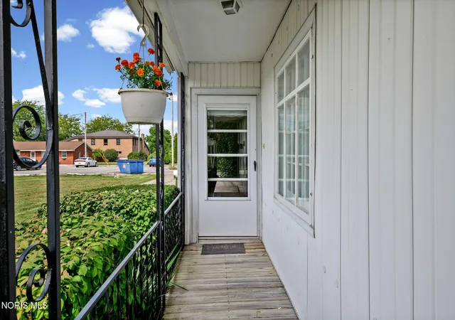 Photo 2 of Single family home for sale at 518 Lawn Ave, Findlay, OH 45840 | MLS# 10013894 | Listing updated on 2026-09-28