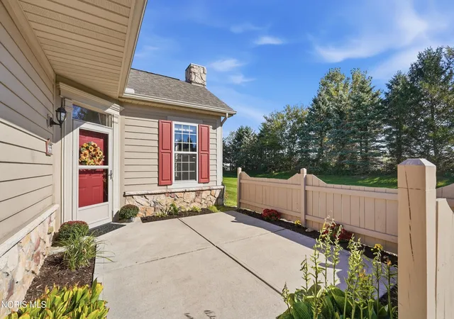 Listing Photo 3 - Condo for sale in building located at 9856 Connor Lake Cir, Perrysburg, OH 43551