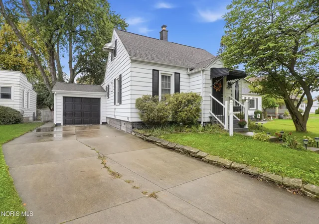 Photo 1 of Single family home for sale at 405 W Wayne St, Maumee, OH 43537 | MLS# 10013776 | Listing updated on 2026-10-09