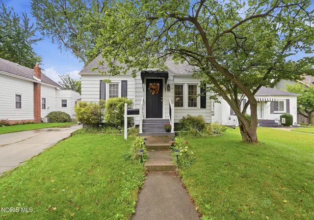 Photo 2 of Single family home for sale at 405 W Wayne St, Maumee, OH 43537 | MLS# 10013776 | Listing updated on 2026-10-09