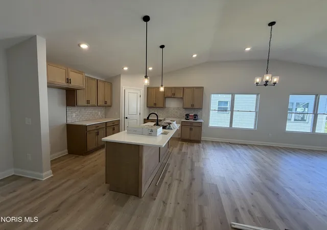 Photo 3 of Sale Pending at 5037 Easton Dr, Oregon, OH 43616 | MLS# 10013843 | Listing updated on 2026-10-04