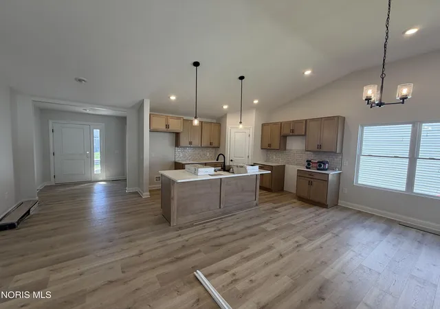 Photo 4 of Sale Pending at 5037 Easton Dr, Oregon, OH 43616 | MLS# 10013843 | Listing updated on 2026-10-04