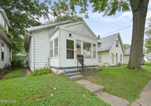 Photo 2 of Single family home for sale at 960 Willow Ave, Toledo, OH 43605 | MLS# 10013783 | Listing updated on 2026-10-05
