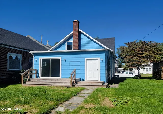 Photo 2 of Single family home for sale at 1045 Walbridge Ave, Toledo, OH 43609 | MLS# 10014070 | Listing updated on 2026-09-30