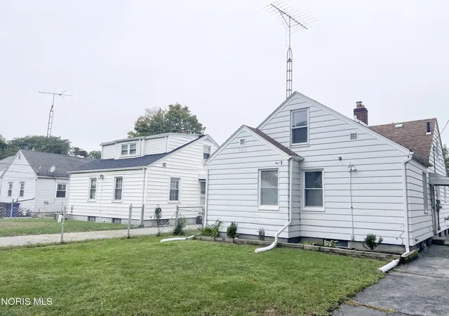 Photo 2 of Single family home for sale at 111 Pasadena Blvd, Toledo, OH 43612 | MLS# 10013799 | Listing updated on 2026-09-28