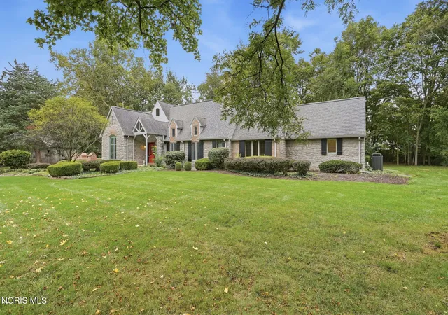 Photo 2 of Single family home for sale at 5 Hunters Gate Dr, Findlay, OH 45840 | MLS# 10013875 | Listing updated on 2026-09-24