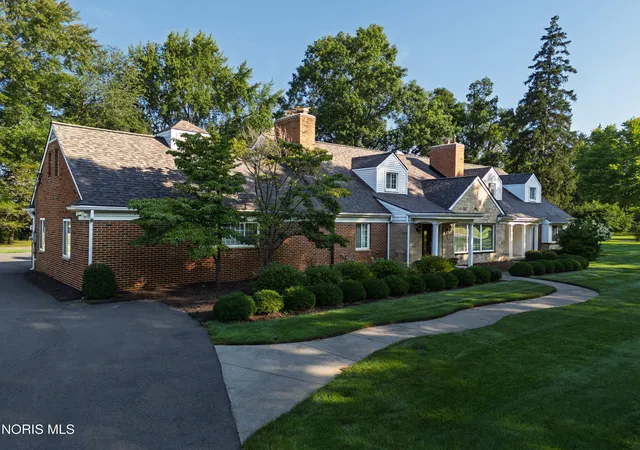 Photo 2 of Single family home for sale at 2953 Westchester Rd, Ottawa Hills, OH 43615 | MLS# 10013814 | Listing updated on 2026-09-23