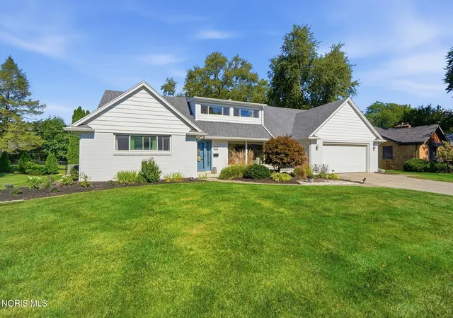 Photo 2 of Single family home for sale at 4426 Sheraton Rd, Ottawa Hills, OH 43615 | MLS# 10013871 | Listing updated on 2026-10-16