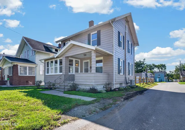 Photo 2 of Single family home for sale at 147 Eagle Point Rd, Rossford, OH 43460 | MLS# 10013891 | Listing updated on 2026-10-08