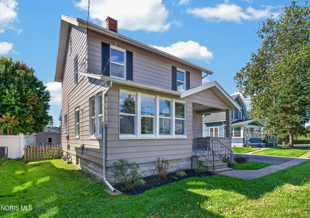 Photo 3 of Single family home for sale at 147 Eagle Point Rd, Rossford, OH 43460 | MLS# 10013891 | Listing updated on 2026-10-08
