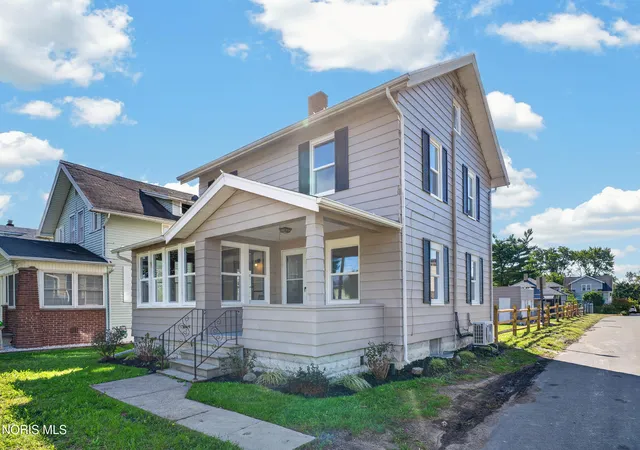Photo 3 of Single family home for sale at 147 Eagle Point Rd, Rossford, OH 43460 | MLS# 10013891 | Listing updated on 2026-10-08
