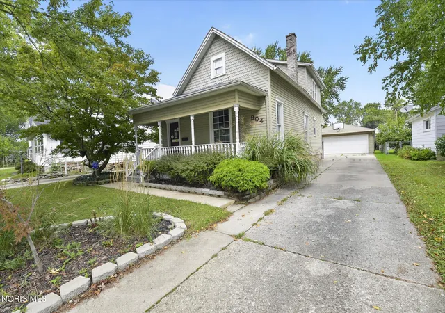 Photo 4 of Single family home for sale at 904 W Sandusky St, Findlay, OH 45840 | MLS# 10013931 | Listing updated on 2026-09-30