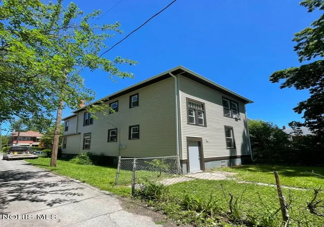 Photo 3 of Multi family home for sale at 425 Boston Pl, Toledo, OH 43610 | MLS# 10013946 | Listing updated on 2026-10-03