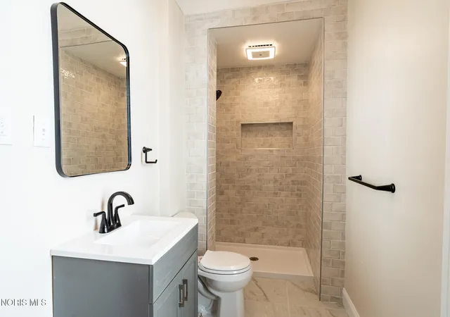 Photo 4 of Single family home for sale at 2023 Woodford St, Toledo, OH 43605 | MLS# 10013887 | Listing updated on 2026-10-08