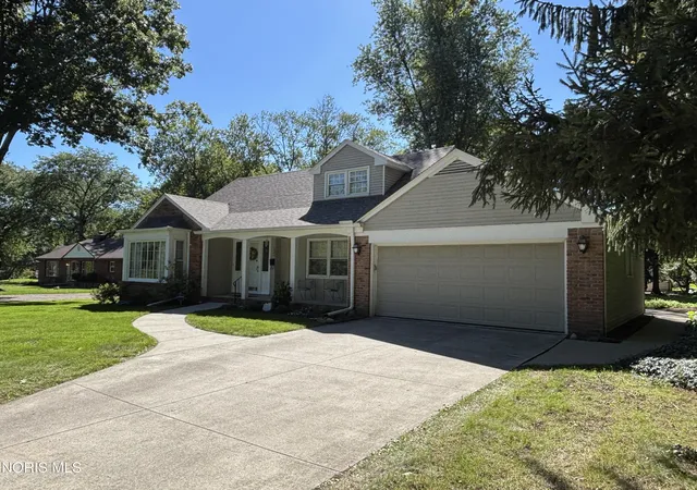 Photo 3 of Single family home for sale at 1900 Green Valley Dr, Toledo, OH 43614 | MLS# 10013944 | Listing updated on 2026-10-26