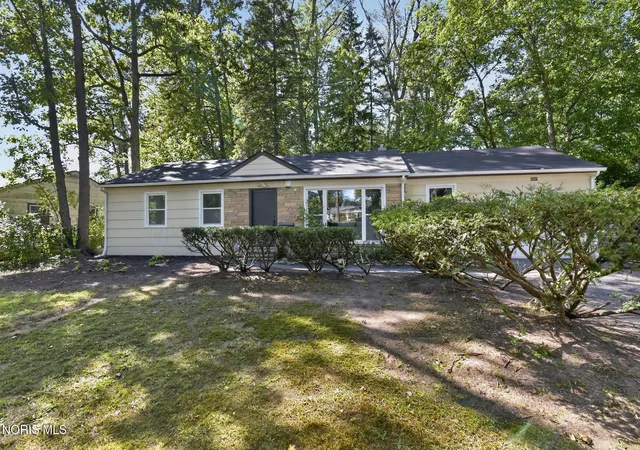 Photo 2 of Single family home for sale at 5045 Fairgreen Dr, Toledo, OH 43613 | MLS# 10013940 | Listing updated on 2026-10-05