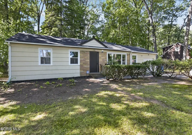 Photo 3 of Single family home for sale at 5045 Fairgreen Dr, Toledo, OH 43613 | MLS# 10013940 | Listing updated on 2026-10-05