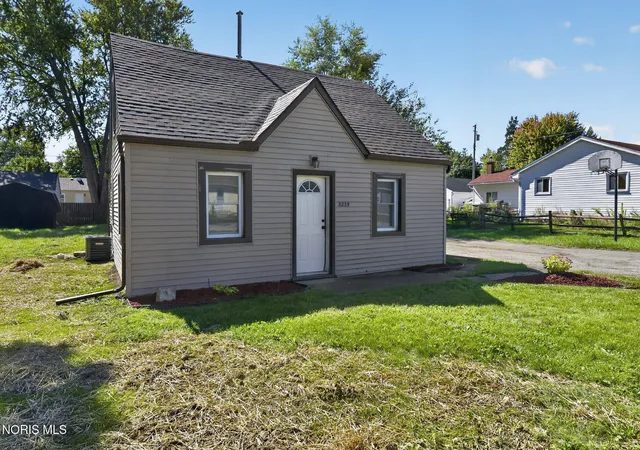 Photo 2 of Single family home for sale at 5235 Patriot Dr, Toledo, OH 43611 | MLS# 10013941 | Listing updated on 2026-10-04