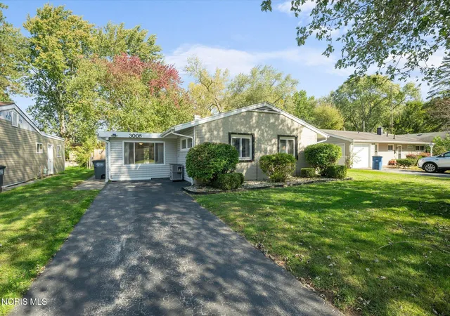 Photo 2 of Single family home for sale at 3008 Brock Dr, Toledo, OH 43613 | MLS# 10014032 | Listing updated on 2026-10-26