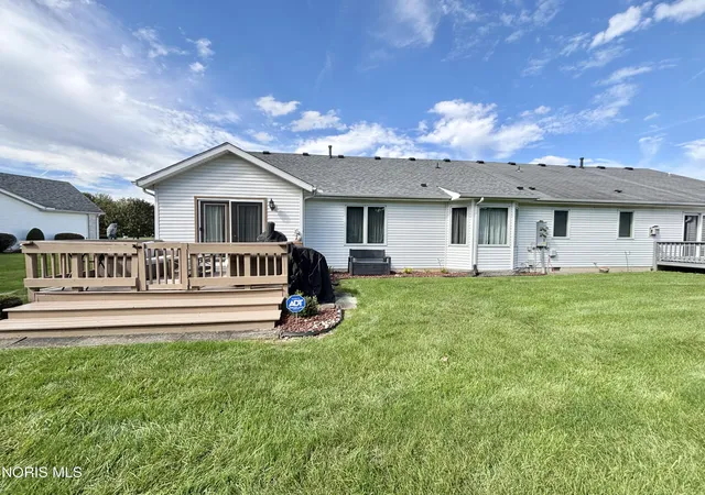 Listing Photo 3 - Condo for sale in building located at 4545 Blackstone Dr, Maumee, OH 43537