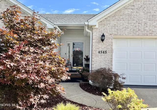 Listing Photo 2 - Condo for sale in building located at 4545 Blackstone Dr, Maumee, OH 43537