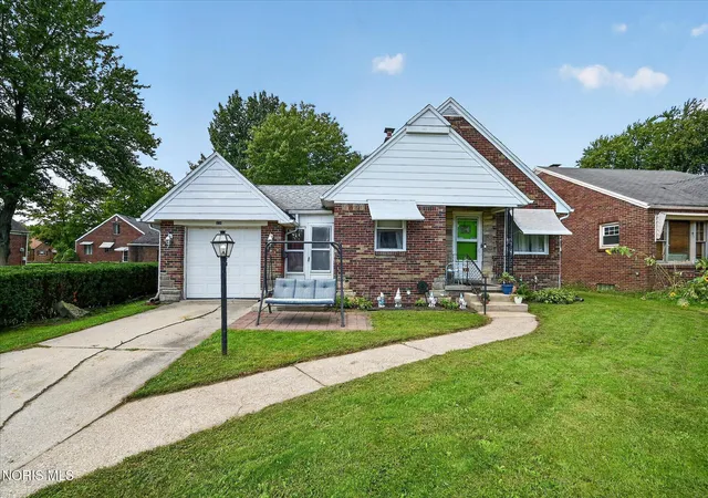 Photo 3 of Single family home for sale at 426 S Berlin Ave, Oregon, OH 43616 | MLS# 10013933 | Listing updated on 2026-10-28