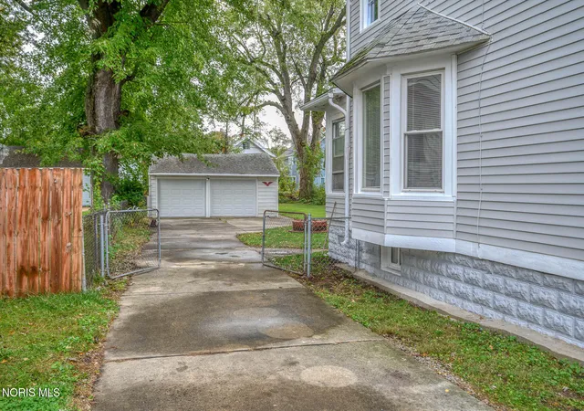 Photo 3 of Single family home for sale at 3914 Lockwood Ave, Toledo, OH 43612 | MLS# 10013974 | Listing updated on 2026-10-20