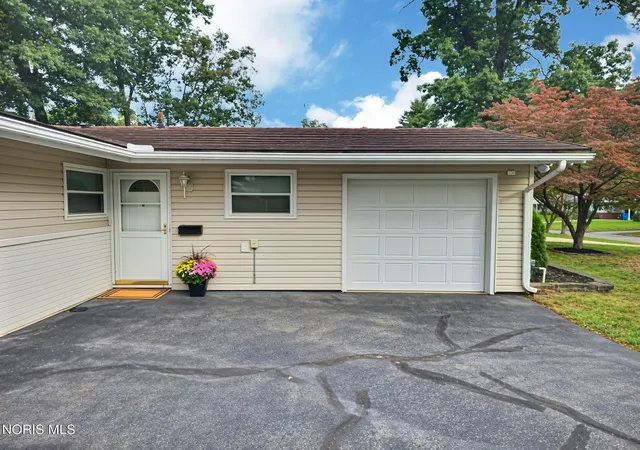 Photo 2 of Single family home for sale at 4723 Oak Glen Dr, Toledo, OH 43613 | MLS# 10013978 | Listing updated on 2026-10-16