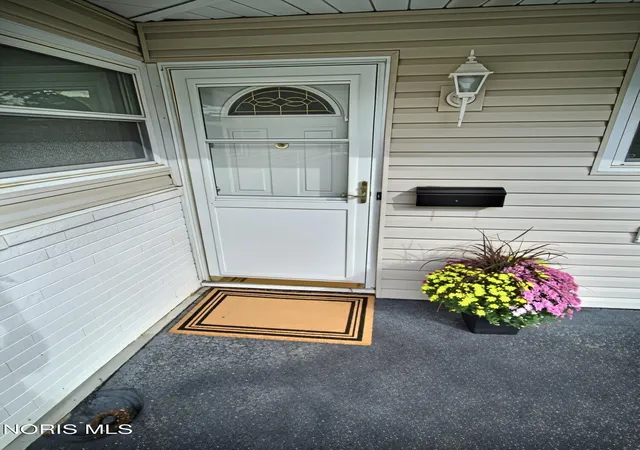Photo 3 of Single family home for sale at 4723 Oak Glen Dr, Toledo, OH 43613 | MLS# 10013978 | Listing updated on 2026-10-16