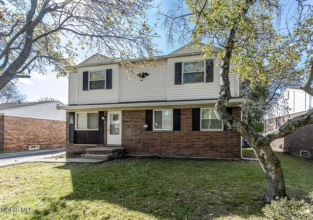 Photo 2 of Single family home for sale at 808 Butterfield Dr, Toledo, OH 43615 | MLS# 10013993 | Listing updated on 2026-10-20