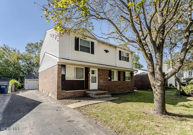 Photo 3 of Single family home for sale at 808 Butterfield Dr, Toledo, OH 43615 | MLS# 10013993 | Listing updated on 2026-10-20