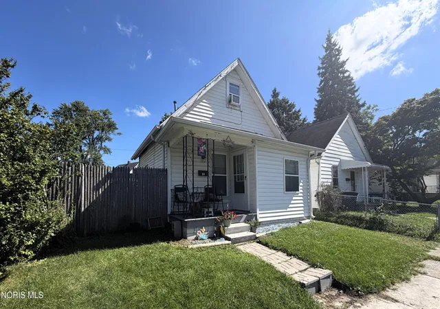 Photo 2 of Single family home for sale at 251 Spring Grv Ave, Toledo, OH 43605 | MLS# 10014062 | Listing updated on 2026-10-20